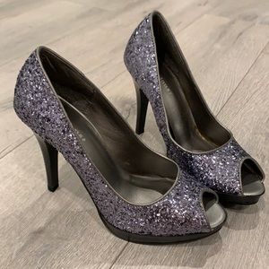 NIB Delicious Silver Grey Glitter Peep Toe Shoes sz 7